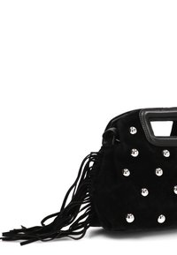 Bolso de ante negro con tachuelas plateadas, asa rectangular recortada y largos flecos en los laterales sobre un fondo blanco.