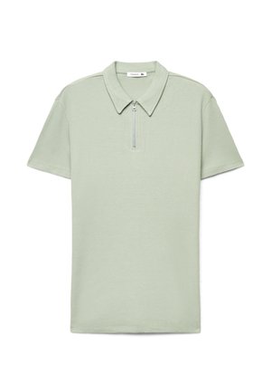 Maglietta polo verde chiaro a maniche corte con tessuto strutturato e chiusura frontale con cerniera che si estende dal colletto al petto.