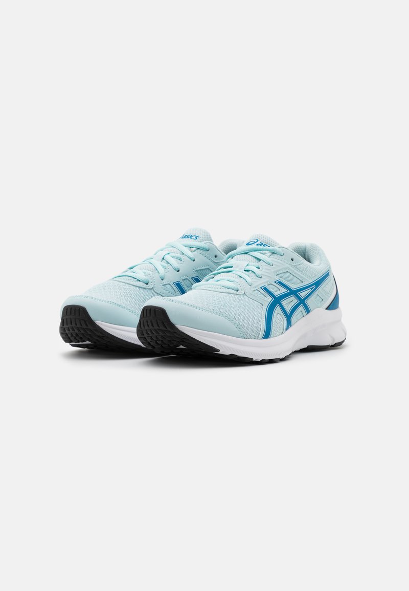 Paio di scarpe da corsa azzurre chiare con suola bianca e battistrada nero, caratterizzate dal logo Asics blu scuro sui lati, posizionate su uno sfondo bianco.