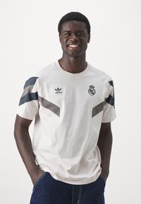 adidas Originals REAL MADRID OG TEE - T-shirt con stampa - putty mauve/dark grey