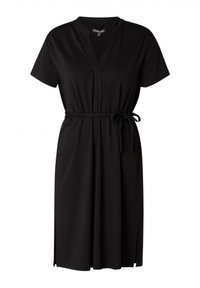 Zwarte jurk met korte mouwen, een V-hals, een taille met ceintuur en zijsplitsingen. Gemaakt van zachte stof met een losse pasvorm.