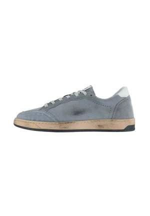 Sneaker in camoscio grigio con lacci bianchi e linguetta sul tallone, intersuola beige e suola nera, mostrato di profilo rivolto verso destra.