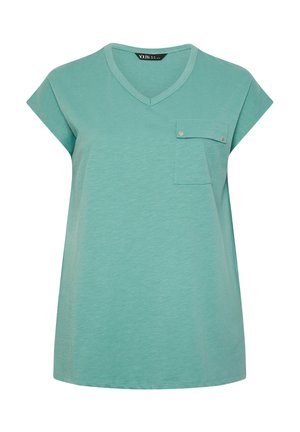 Muntgroene blouse met korte mouwen, V-hals en een klepzak op de borst die is gesloten met twee zilveren knopen.