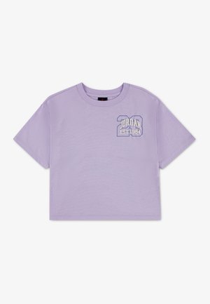 Lilla croppet t-shirt med korte ærmer med "Jordan Est. 1984" og nummer "23" trykt på venstre bryst.