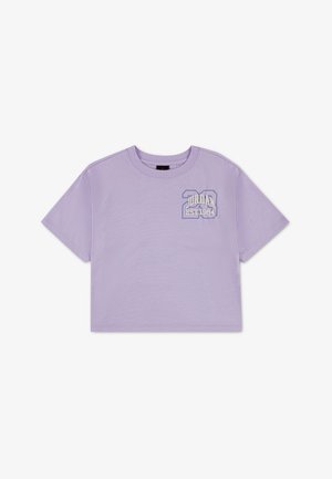 Κοντομάνικο t-shirt σε λιλά χρώμα με τύπωμα "Jordan Est. 1984" και αριθμό "23" στο αριστερό στήθος.