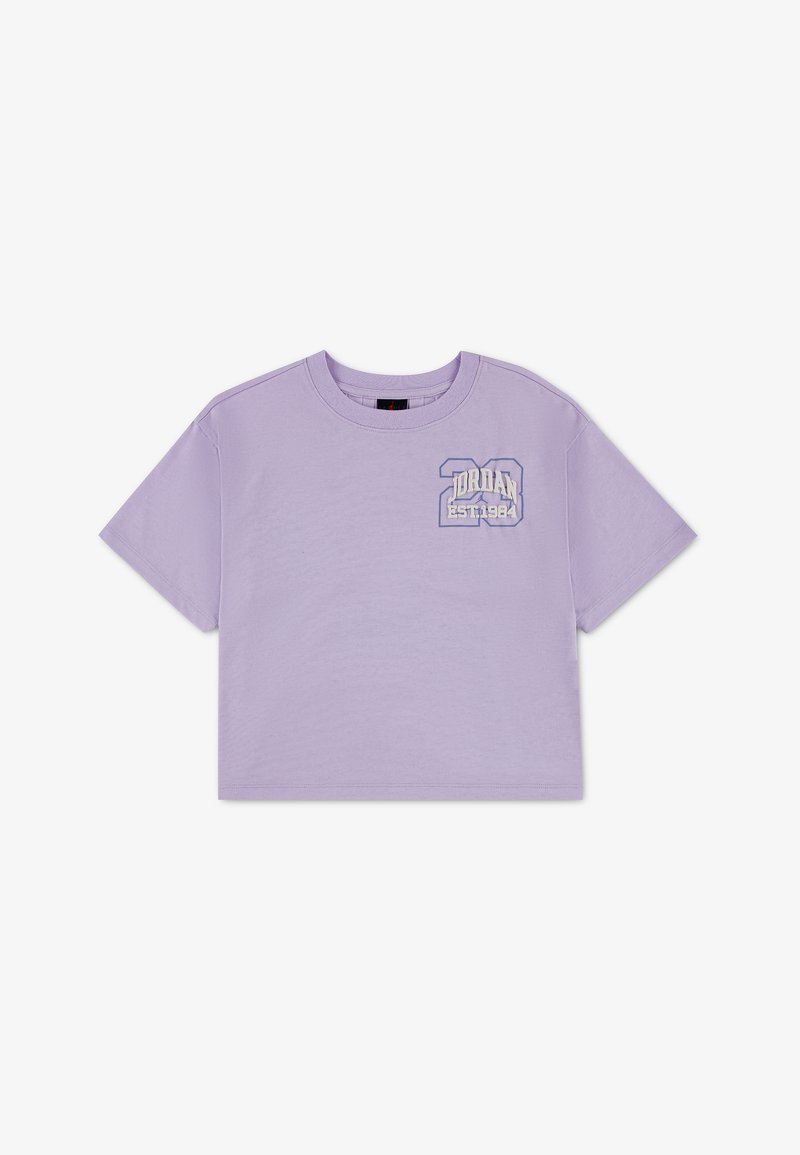 T-shirt court à manches courtes lavande avec "Jordan Est. 1984" et le numéro "23" imprimés sur le côté gauche de la poitrine.