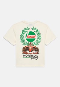 Εκρού βαμβακερό μπλουζάκι με μεγάλο πράσινο και κόκκινο λογότυπο Castrol, γραφικό με αγωνιστικό αυτοκίνητο και κείμενο "MOTOR OIL Racing" σε μαύρο χρώμα από κάτω.