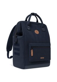 Sac à dos bleu marine au design structuré, doté d'une poche zippée à l'avant, d'un patch en cuir et de bretelles rembourrées.