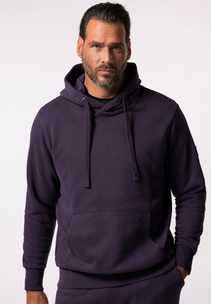 Felpa viola con cappuccio regolabile, tasca frontale e polsi a coste. Realizzata in tessuto strutturato, presenta una vestibilità comoda e dettagli minimi.