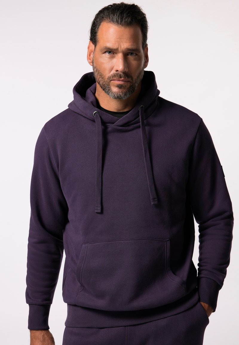Fioletowa bluza z kapturem i sznurkiem do ściągania, z przednią kieszenią i ściągaczami przy rękawach. Wykonana z fakturowanej tkaniny, o luźnym kroju i minimalnych detalach.