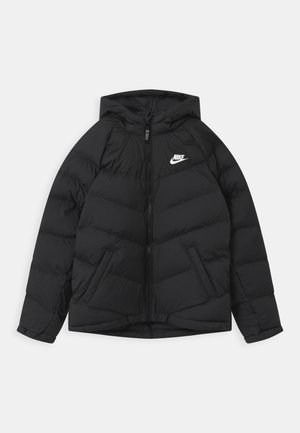 Czarna puchowa kurtka Nike z kapturem, przednim zamkiem błyskawicznym, bocznymi kieszeniami oraz białym logo Nike na lewej piersi.