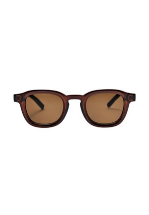 Lunettes de soleil rectangulaires marron avec montures en plastique brun foncé translucide et verres teintés marron, présentées sur fond blanc.