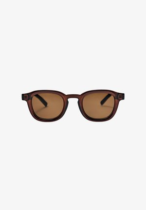 Lunettes de soleil rectangulaires marron avec montures en plastique brun foncé translucide et verres teintés marron, présentées sur fond blanc.
