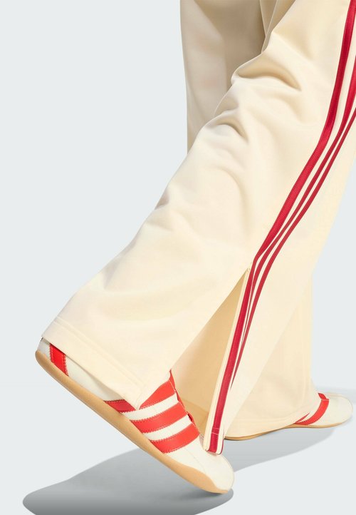 adidas FIREBIRD LOOSE - Pantalones deportivos - warm vanilla team victory red — photo 4
