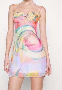 Vícebarevná noční košile s volánovým vrškem, tenkými ramínky a lehkým, průhledným materiálem s květinovými a abstraktními vzory.