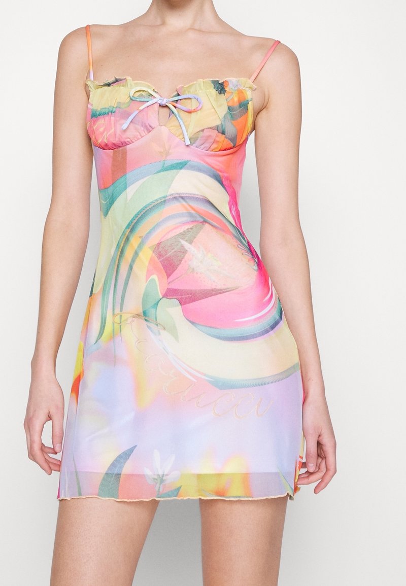 Vícebarevná noční košile s volánovým vrškem, tenkými ramínky a lehkým, průhledným materiálem s květinovými a abstraktními vzory.