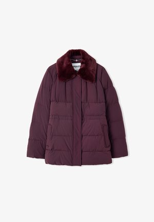 Vrouwen bordeaux gekleed winterjack met pluche bontkraag en zakken aan de voorkant, ontworpen voor warmte en stijl.