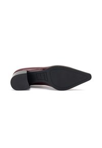 Zapato de cuero burdeos con puntera cuadrada y tacón de bloque. La suela es de goma con un patrón texturizado, etiquetado "FRAU". Acabado liso.