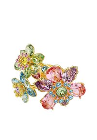 Anillo dorado con múltiples diseños de flores, adornado con coloridas piedras preciosas en rosa, azul, verde y amarillo, que presentan varias formas y tamaños.