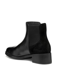 Botines negros que presentan un acabado en cuero suave, detalles en ante, paneles laterales elásticos y un tacón bajo en bloque.