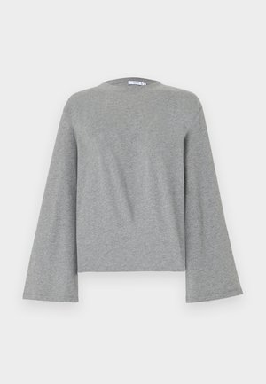 Sudadera gris claro de manga larga con mangas anchas y cuello redondo, mostrada sobre un fondo blanco liso.