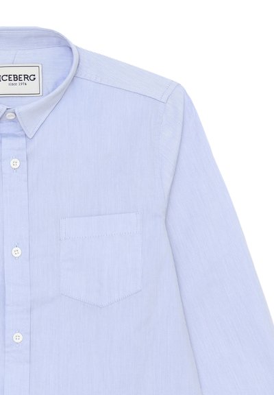 Camicia a manica lunga a righe azzurre con colletto a punta, pattina con bottoni frontale e taschino sul petto. Tessuto in cotone misto liscio.