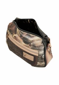 Mehrfarbige Schultertasche mit einer strukturierten schwarzen Lederbasis, einem bedruckten Oberteil mit abstrakten Designs und einer Vorderreißverschlusstasche.