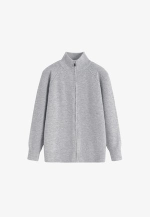 Pull en tricot gris avec un col haut, fermeture éclair complète et texture côtelée. Dispose de manches longues et d'une coupe décontractée.