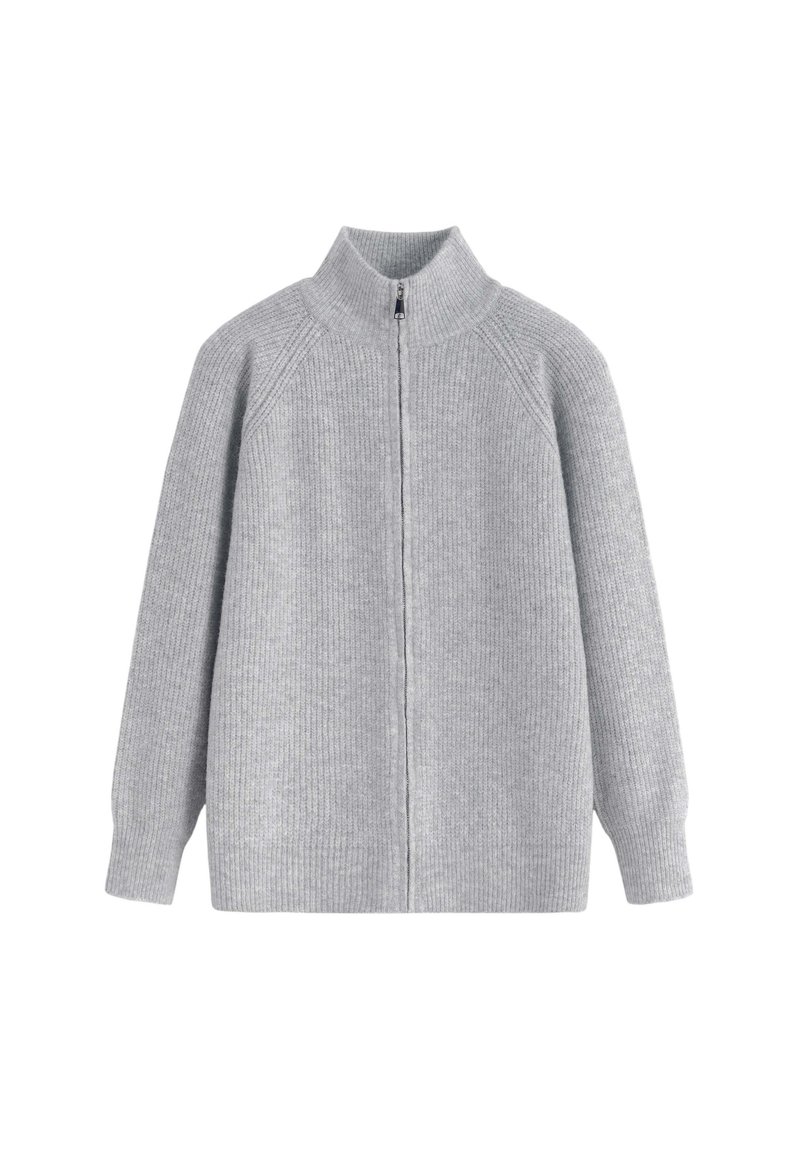 Pull en tricot gris avec un col haut, fermeture éclair complète et texture côtelée. Dispose de manches longues et d'une coupe décontractée.