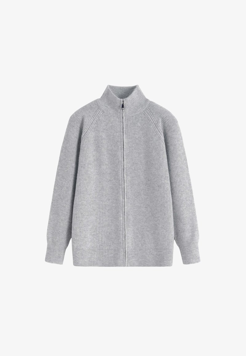 Pull en tricot gris avec un col haut, fermeture éclair complète et texture côtelée. Dispose de manches longues et d'une coupe décontractée.