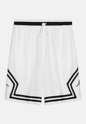 Shorts deportivos blancos hechos de tejido de malla, con una cinturilla elástica negra con cordón y acentos negros a lo largo del dobladillo.