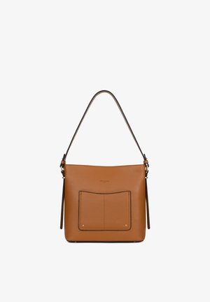 Borsa a mano in pelle marrone con una tracolla singola, tasca frontale con bordo nero e sottili dettagli in metallo color oro.