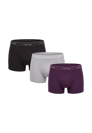 Tre paia di boxer da uomo Calvin Klein in nero, grigio e viola scuro, mostrati affiancati su sfondo bianco.