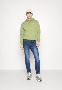 Nike Sportswear SPORTSWEAR CLUB FLEECE - Camisola - alligator/white