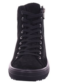 Sneaker de ante negro de caña alta con cordones planos negros, detalle de cremallera lateral, punta redondeada y suela de goma texturizada.