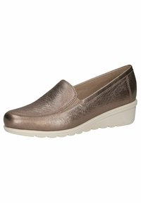 Metallisch bronzen instap schoen met een glad leren bovenwerk, ronde neus en een witte wigzool. Voorzien van subtiele stikdetails.