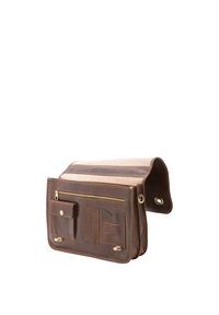 Borse a tracolla in pelle marrone con una soffice patta superiore beige, varie tasche, hardware dorato e dettagli di cucitura a contrasto. Design durevole e versatile.