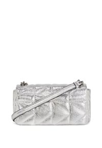 Borsa a spalla argento metallico con un design trapuntato, dotata di una tracolla removibile e di una superficie liscia e lucida.