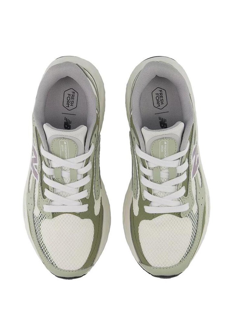 Leichte Sneakers mit einem Obermaterial aus Mesh, in einem Farbschema aus Weiß und Olivgrün, gepolsterter Zunge, Schnürverschluss und Logodetails.