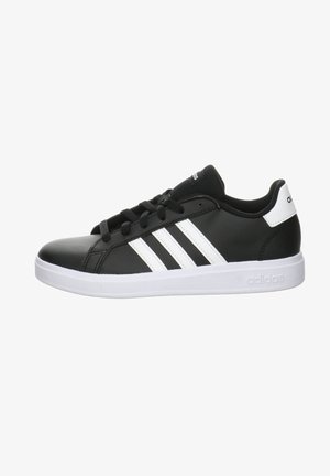 Sneakers neri in materiale sintetico con accenti bianchi, caratterizzati da tre righe e una suola in gomma bianca. Design con lacci e colletto imbottito.
