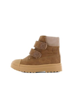Braune High-Top-Stiefel mit einem strukturierten Leder-Obermaterial, zwei Klettverschlüssen und einer Gummisohle mit einer abgerundeten Zehenpartie und einem gemusterten Profil.