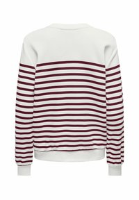Pull blanc avec de larges rayures bordeaux sur le corps, des poignets côtelés et un col arrondi. Texture douce et coupe décontractée.