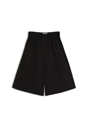 Zwarte shorts met wijde pijpen, een elastische tailleband en zijzakken, plat uitgestald op een witte achtergrond.