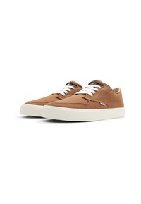Sneakers in tela marrone con lacci bianchi, suola in gomma bianca a contrasto, design classico, dettagli di cucitura discreti e logo sulla linguetta.