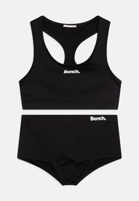 Svart to-delt svømmedrakt sett med racerback topp og matchende undertøy, laget av glatt materiale med hvit "Bench." logo.