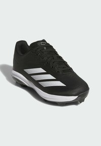 Crna atletska cipela s teksturiranim gornjištem, bijelim trostrukim logotipom, okruglim prstom, vezivanjem sprijeda i oblikovanim kocnicama na potplatu za prianjanje.