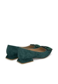 Zapatos de ante en color verde azulado con un tacón bajo y cuadrado, y un acento decorativo multicolor en la punta puntiaguda. El interior cuenta con un forro suave en color beige.