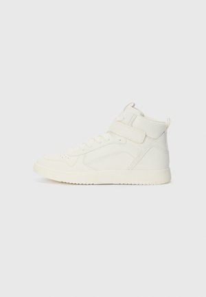 Baskets montantes en cuir blanc cassé avec une texture lisse, dotées d'une sangle autour de la cheville et d'une semelle en caoutchouc texturée.
