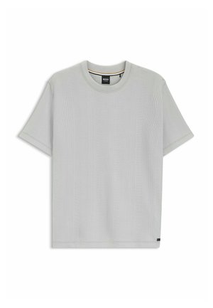 T-shirt en maille gris clair manches courtes avec une texture côtelée verticale subtile et un col rond, étiquette de marque à l'intérieur du col et petite étiquette près de l'ourlet.