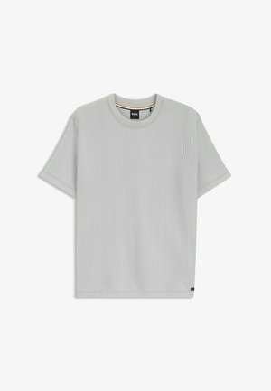 T-shirt en maille gris clair manches courtes avec une texture côtelée verticale subtile et un col rond, étiquette de marque à l'intérieur du col et petite étiquette près de l'ourlet.